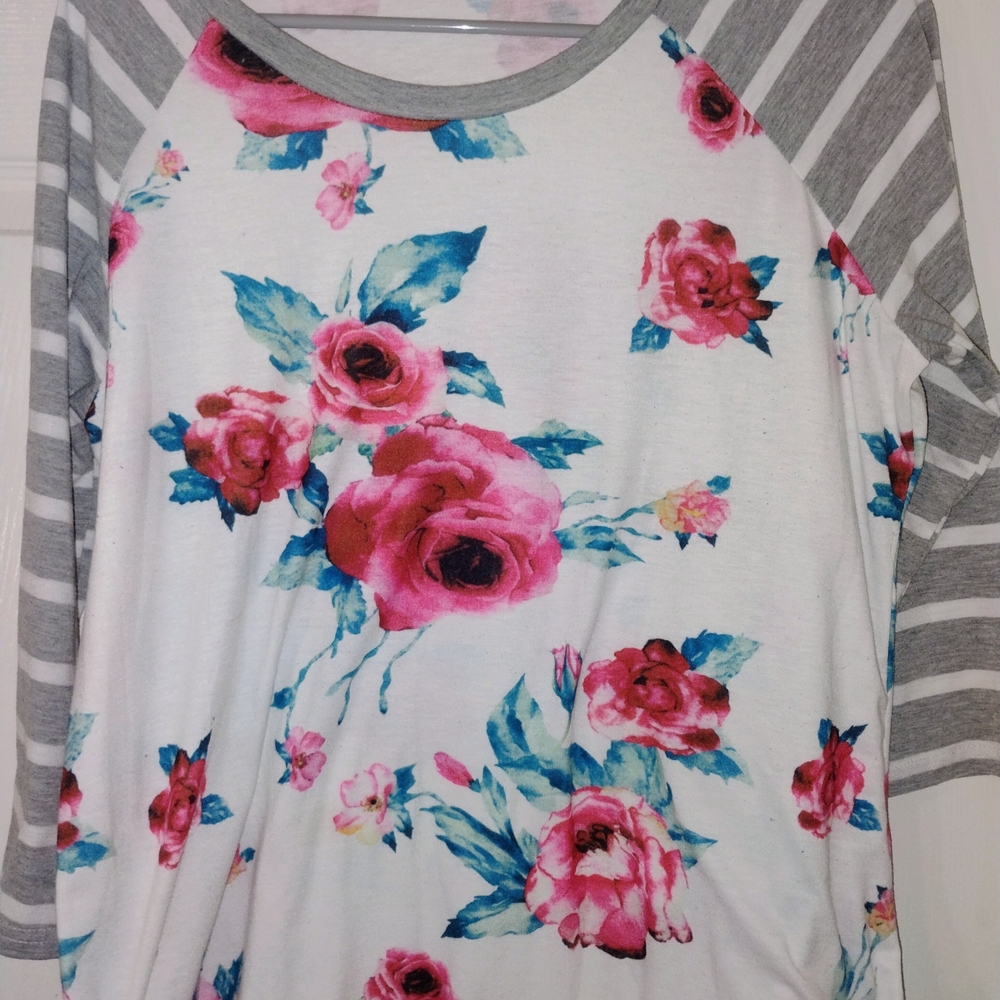 🌹Source Unknown Pink Floral Raglan Top with Gray Stripes PTP 23"